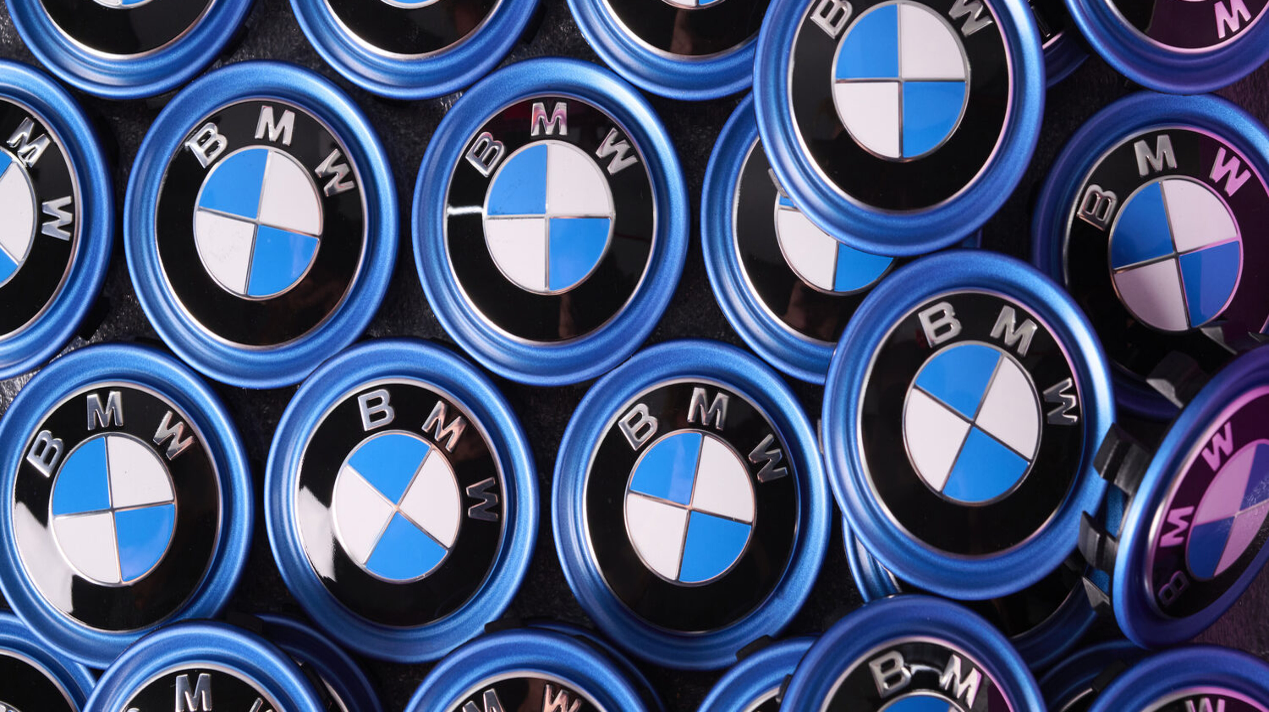 mehrere BMW-Logos