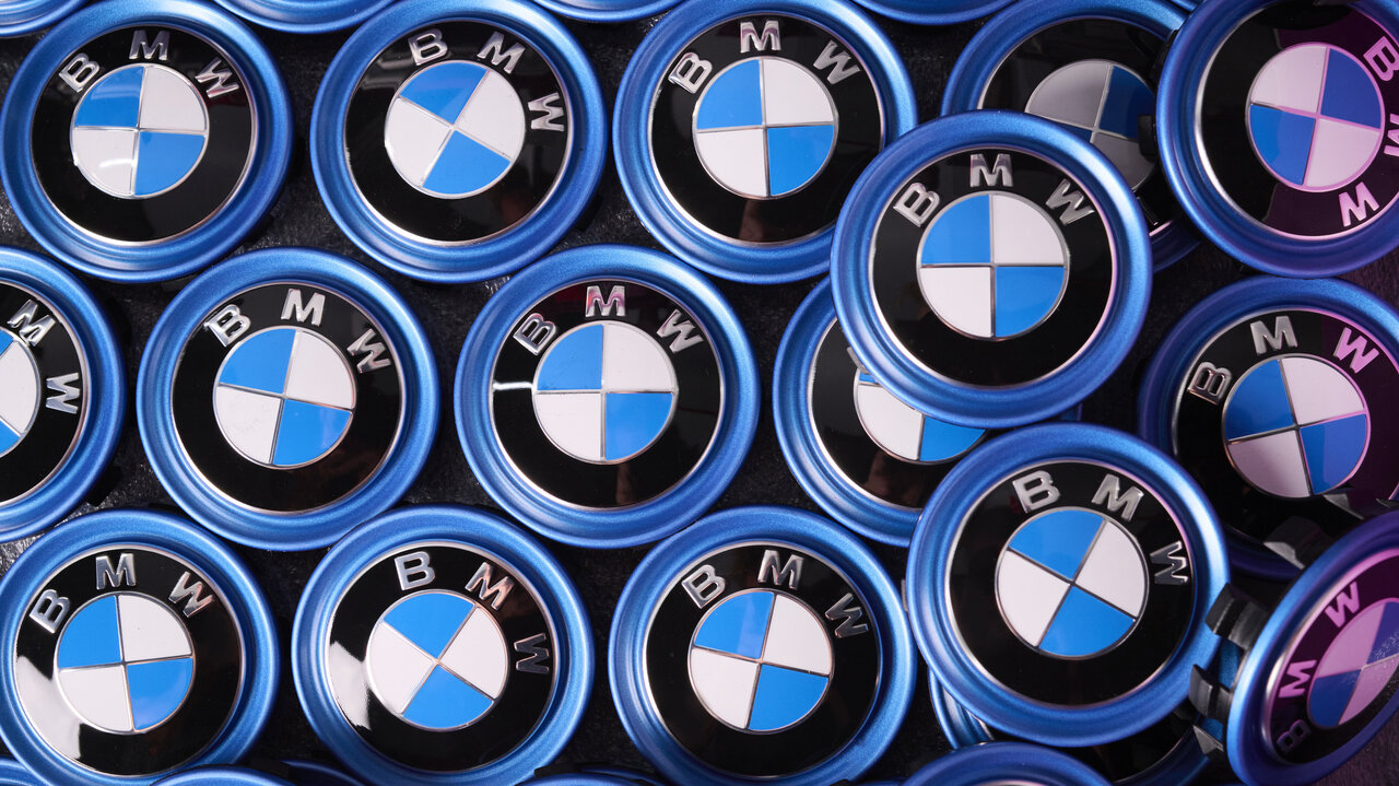 mehrere BMW-Logos