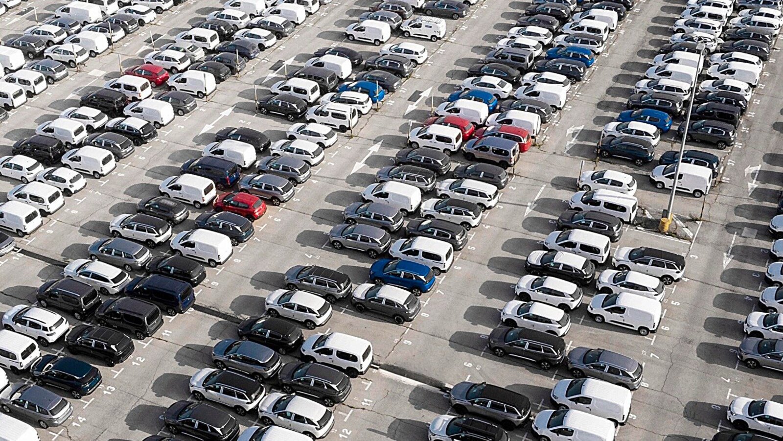 Die Auto-Neuzulassungen in der Schweiz lagen 2025 2,4 Prozent unter dem Vorjahresniveau. Bild: freepik