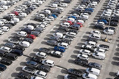 Die Auto-Neuzulassungen in der Schweiz lagen 2025 2,4 Prozent unter dem Vorjahresniveau. Bild: freepik