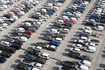 Die Auto-Neuzulassungen in der Schweiz lagen 2025 2,4 Prozent unter dem Vorjahresniveau. Bild: freepik