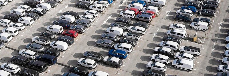 Die Auto-Neuzulassungen in der Schweiz lagen 2025 2,4 Prozent unter dem Vorjahresniveau. Bild: freepik