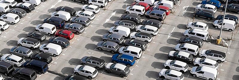 Die Auto-Neuzulassungen in der Schweiz lagen 2025 2,4 Prozent unter dem Vorjahresniveau. Bild: freepik