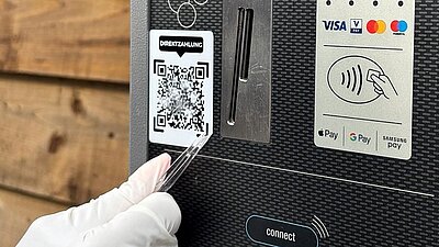 Die gefälschten Aufkleber konnten von der Zuger Polizei entfernt werden. Bild: Zuger Polizei