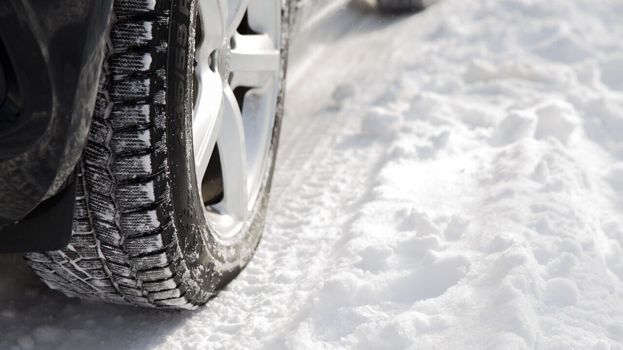 Autoreifen auf schneebedeckter Strasse.