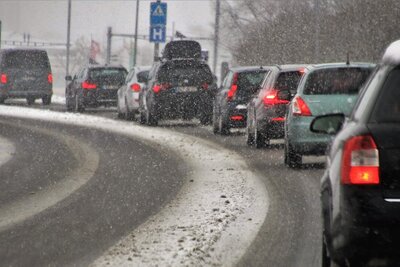 Stau auf einer Winterstrasse