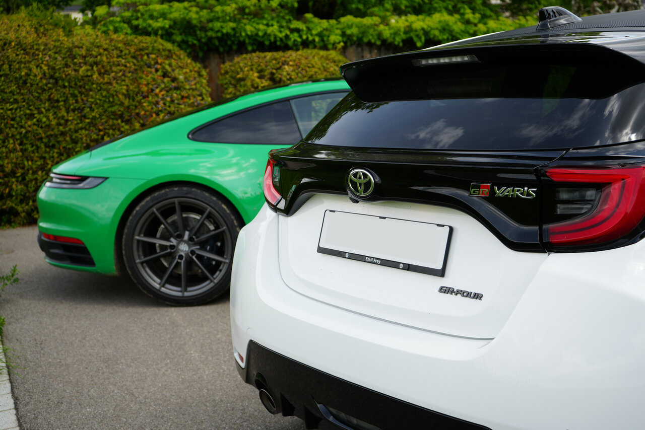 Toyota Yaris GR und einem Porsche 911 Carrera T