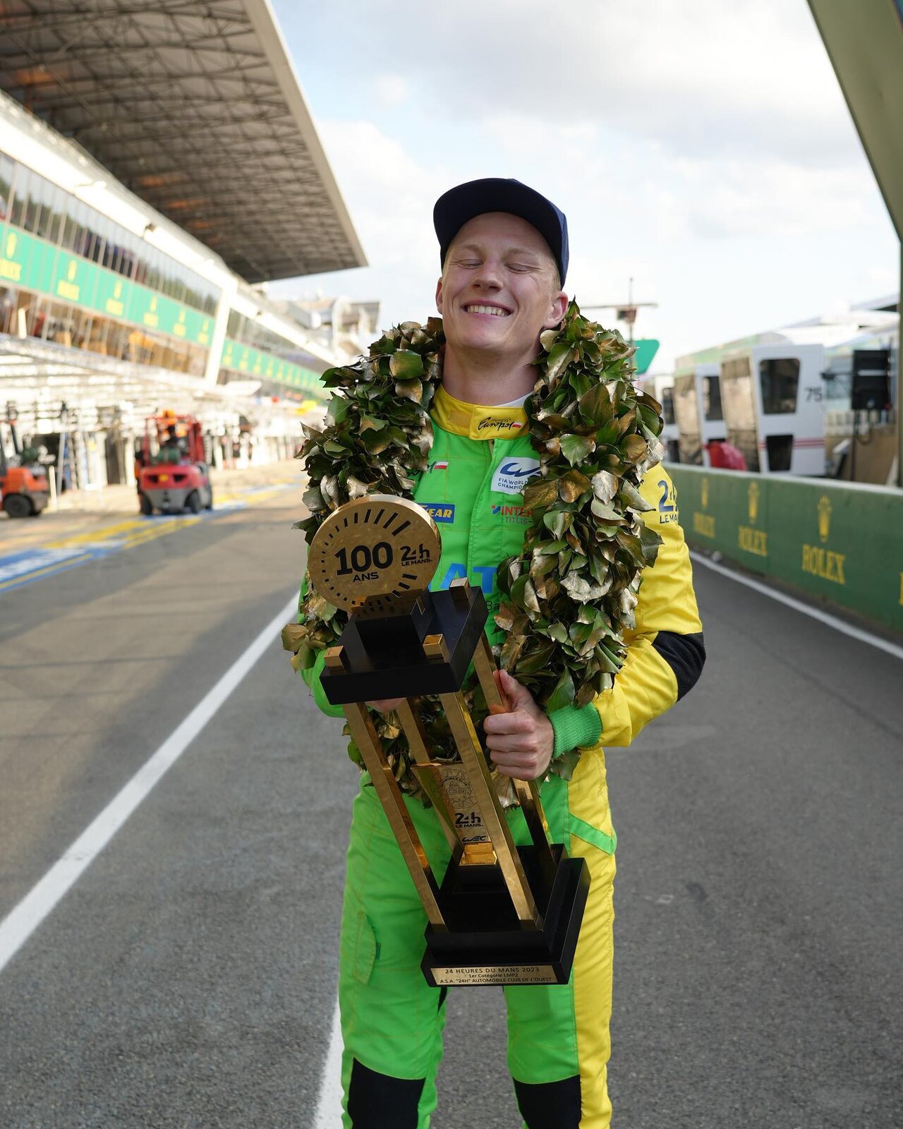 Fabio Scherer mit dem Siegerpokal des 24-Stunden-Rennens in Le Mans