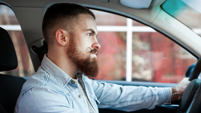 Mit einer Gängel- und Verdrängungspolitik wollen links-grüne Städte Autofahrende davon abhalten, in die City zu fahren. Bild: Freepik, senivpetro