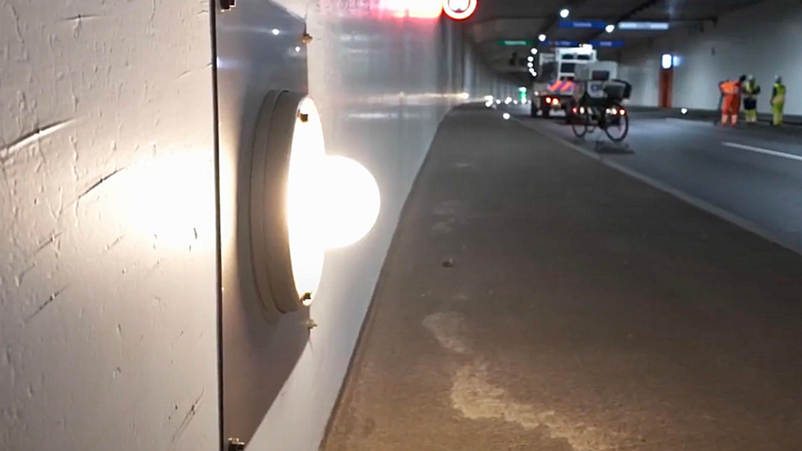 Unter anderem mit der Beleuchtung wird auf Gefahren im Tunnel aufmerksam gemacht. Bild: Video ASTRA