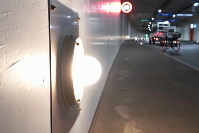 Unter anderem mit der Beleuchtung wird auf Gefahren im Tunnel aufmerksam gemacht. Bild: Video ASTRA