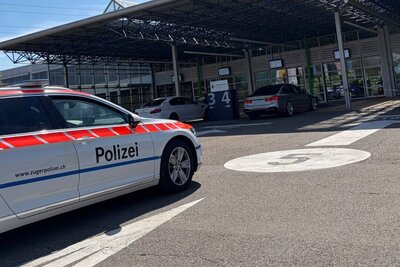 Fachexperten untersuchten die Fahrzeuge nach verbotenen Umbauten. Bild: Zuger Polizei