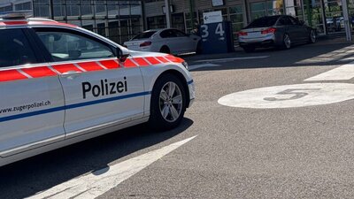 Fachexperten untersuchten die Fahrzeuge nach verbotenen Umbauten. Bild: Zuger Polizei