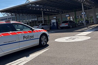 Fachexperten untersuchten die Fahrzeuge nach verbotenen Umbauten. Bild: Zuger Polizei