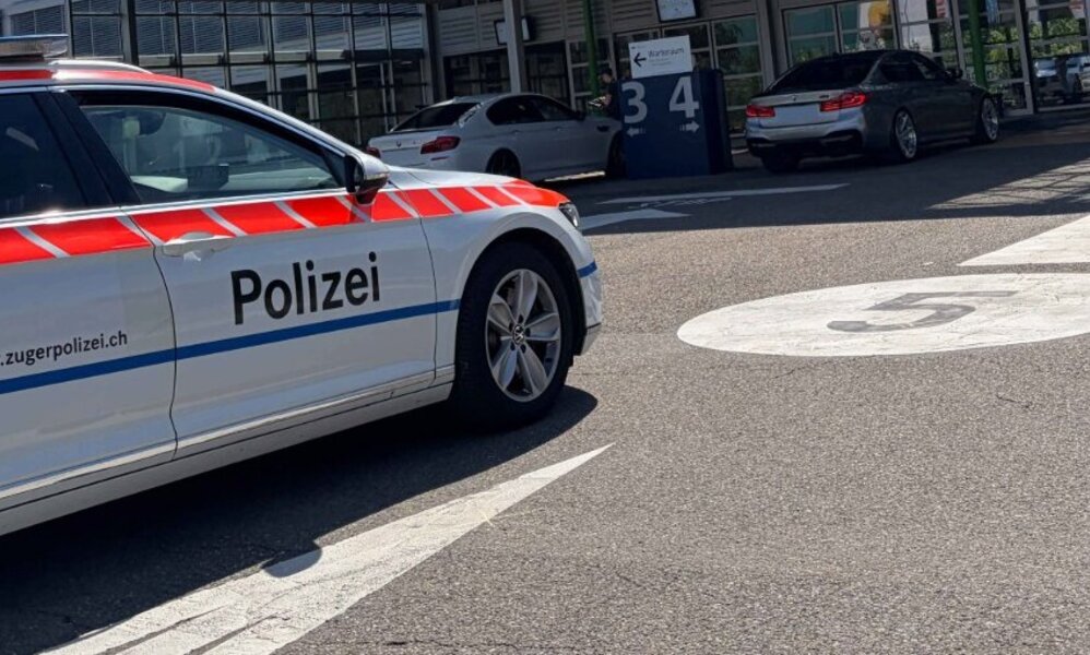 Fachexperten untersuchten die Fahrzeuge nach verbotenen Umbauten. Bild: Zuger Polizei