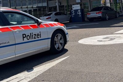 Fachexperten untersuchten die Fahrzeuge nach verbotenen Umbauten. Bild: Zuger Polizei
