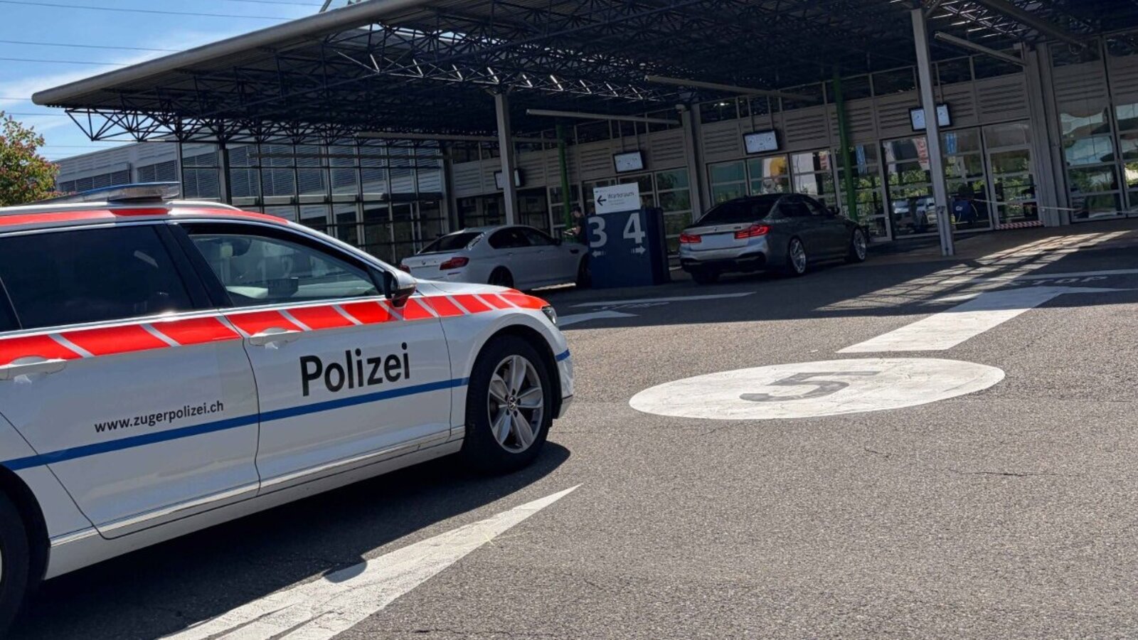Fachexperten untersuchten die Fahrzeuge nach verbotenen Umbauten. Bild: Zuger Polizei