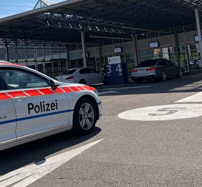 Fachexperten untersuchten die Fahrzeuge nach verbotenen Umbauten. Bild: Zuger Polizei