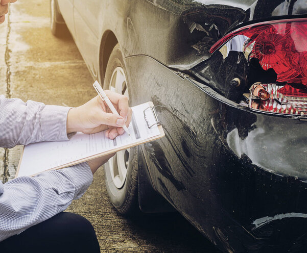 Verischerungsagent untersucht Unfall