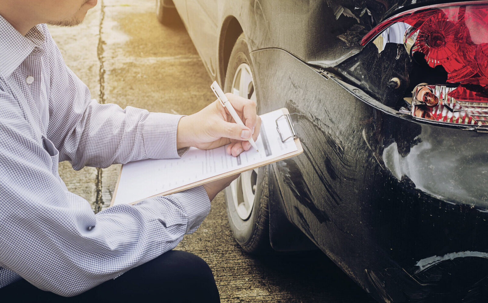 Verischerungsagent untersucht Unfall
