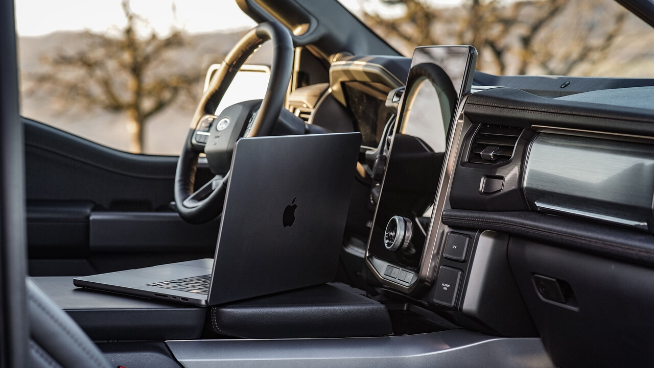 Mittelkonsole des Ford F-150 Lightning mit Laptop