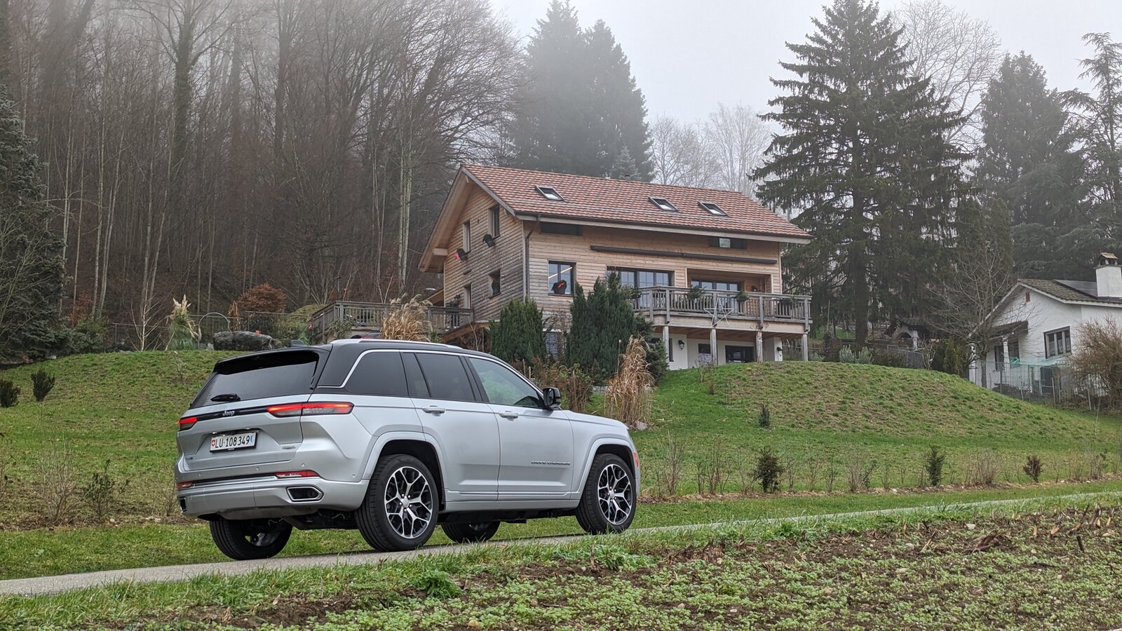 Jeep Grand Cherokee von hinten