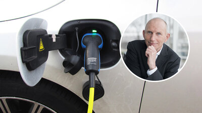 Andreas Burgener in Piktogram neben elektro anschluss eines autos