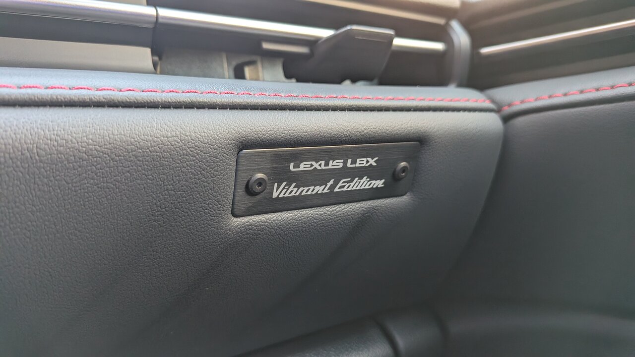 Schrifttafel im Lexus LBX