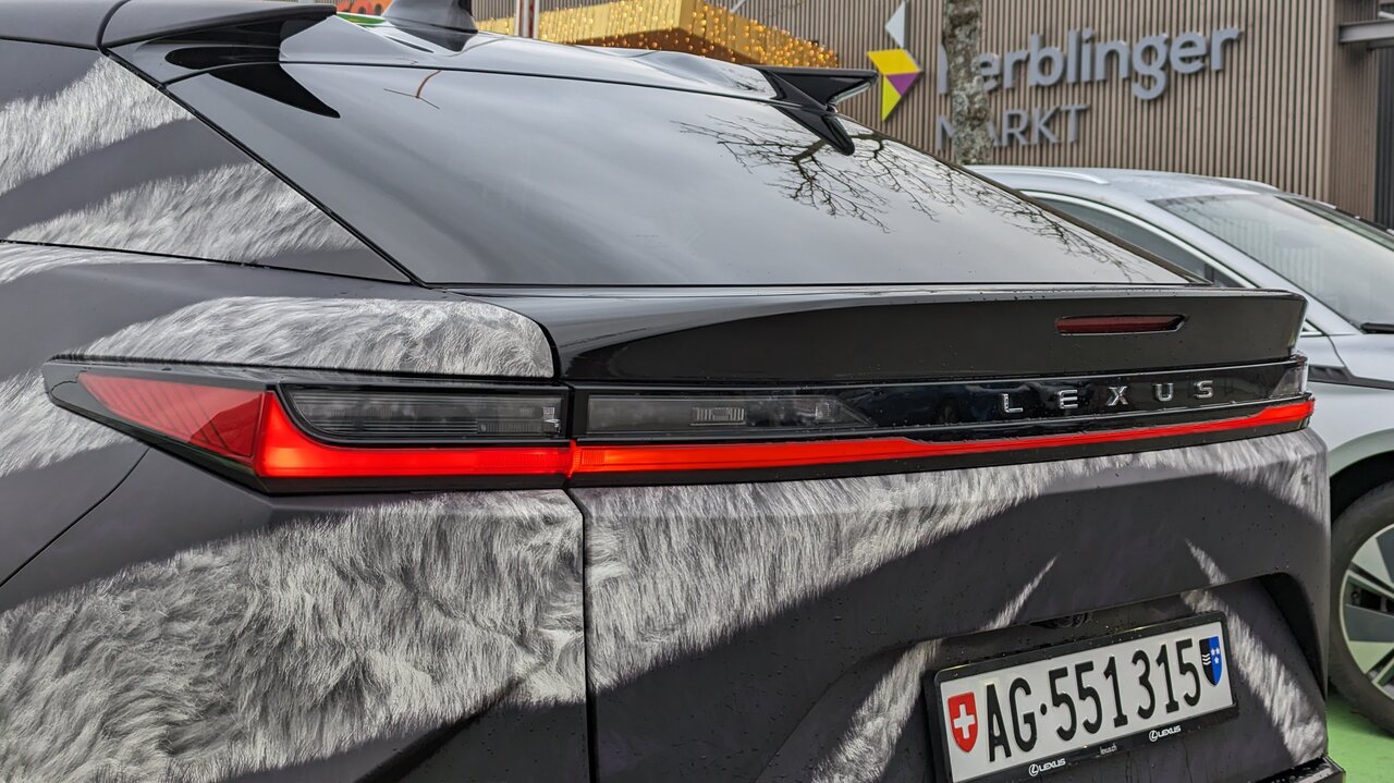 Heckleuchten des Lexus RZ