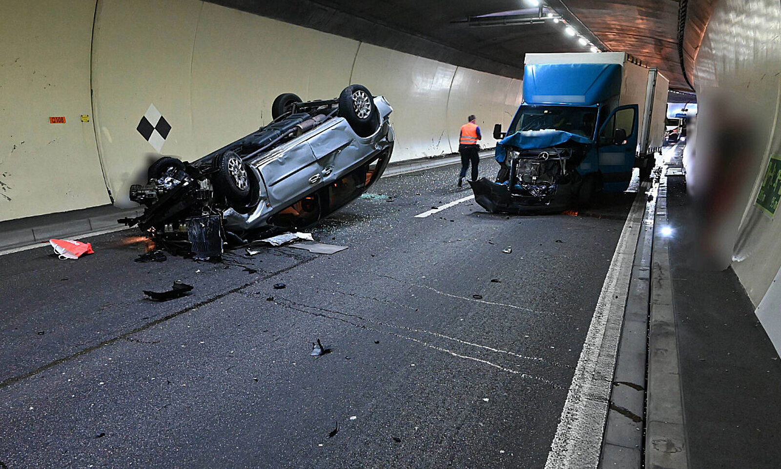Der Fahrer des Lieferwagens gab an, dass er am Steuer eingenickt sei. Bild: Kantonspolizei St. Gallen
