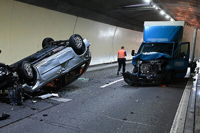 Der Fahrer des Lieferwagens gab an, dass er am Steuer eingenickt sei. Bild: Kantonspolizei St. Gallen