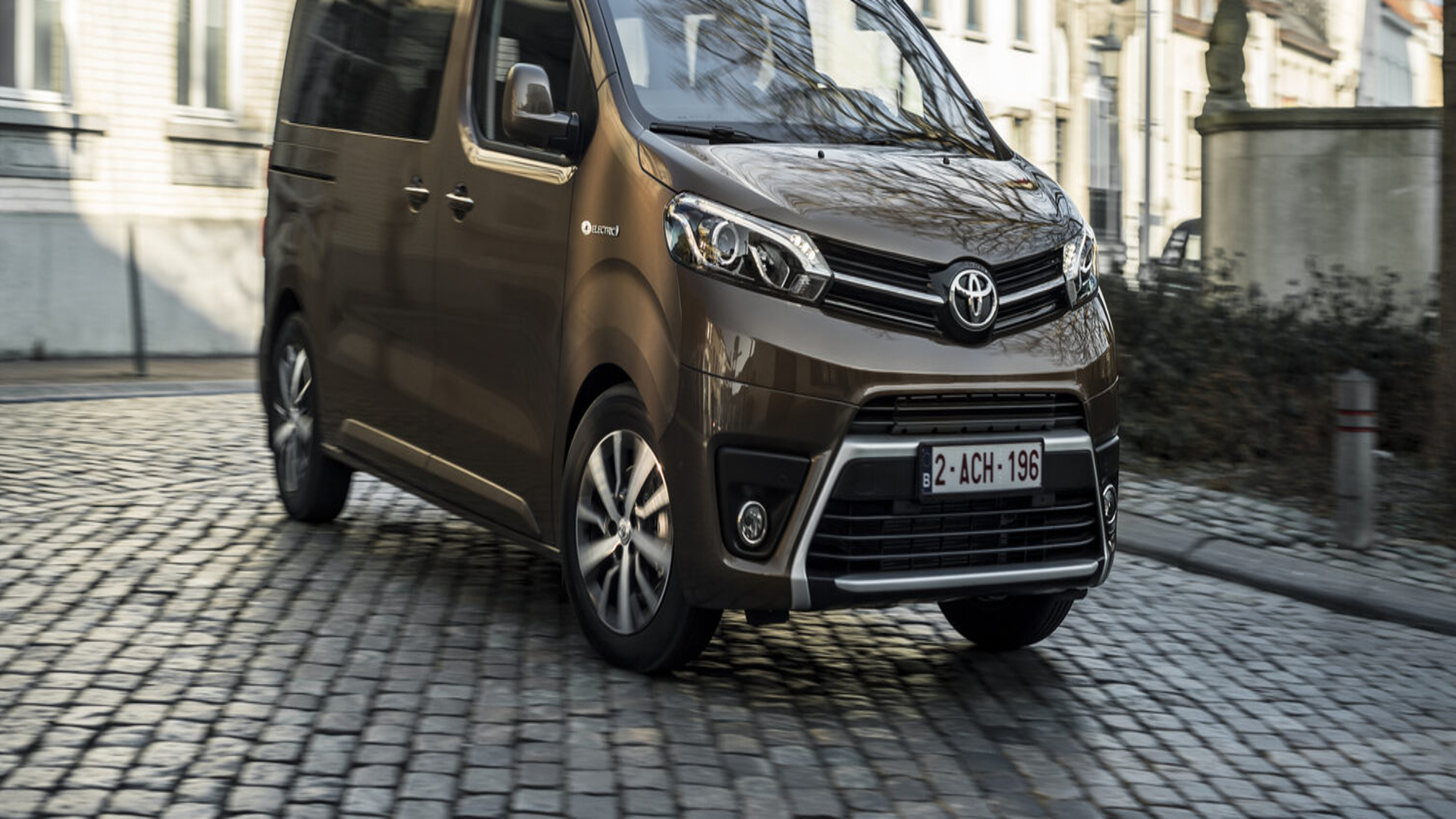 Der Toyota Proace Verso Electric fährt durch eine Stadt.