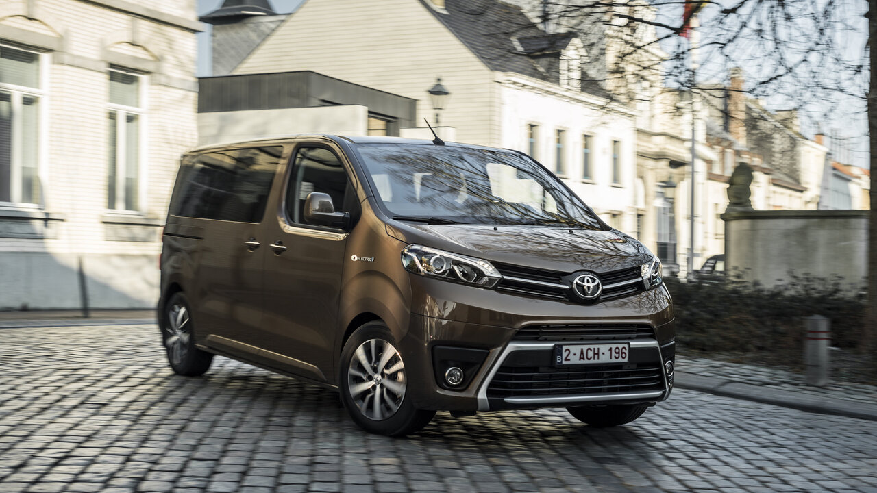 Der Toyota Proace Verso Electric fährt durch eine Stadt.