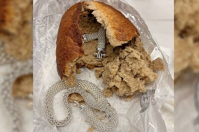 Ein Teil des erbeuteten Schmuckes versteckten die Einbrecher in einem Brotlaib. Bild: BAZG