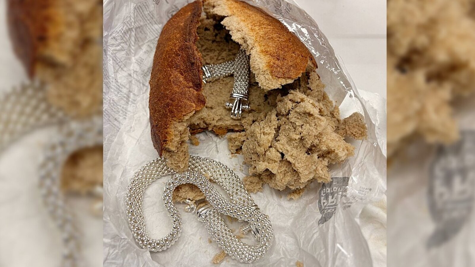 Ein Teil des erbeuteten Schmuckes versteckten die Einbrecher in einem Brotlaib. Bild: BAZG