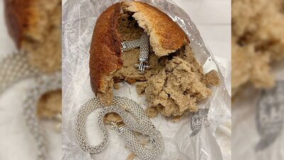 Ein Teil des erbeuteten Schmuckes versteckten die Einbrecher in einem Brotlaib. Bild: BAZG