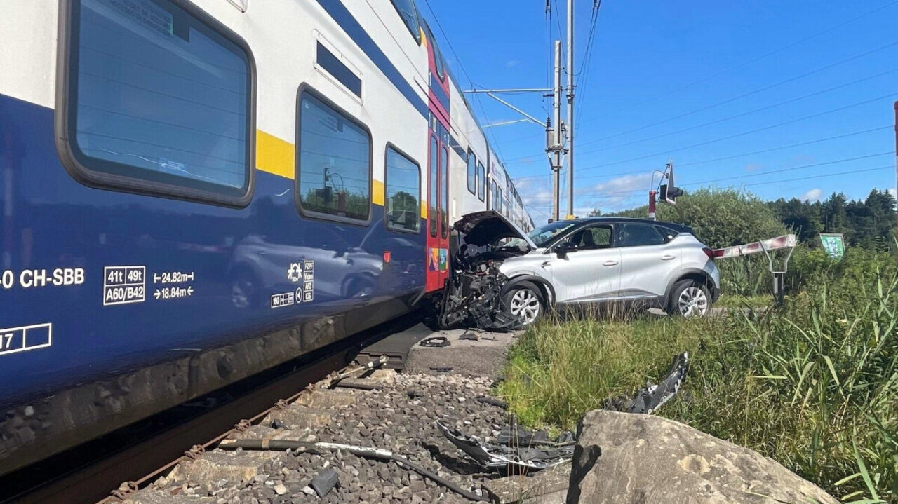 2. August 2023, Hinwil ZH: Kurz nach 9.30 Uhr fährt ein ortsunkundiger Mann in einem Mietwagen auf den Bahnübergang. Er merkt zu spät, dass sich die Schranken bereits schliessen. Der Mann und seine Begleitpersonen können das Fahrzeug rechtzeitig verlassen, verletzt wurde niemand. Bild: Kantonspolizei Zürich