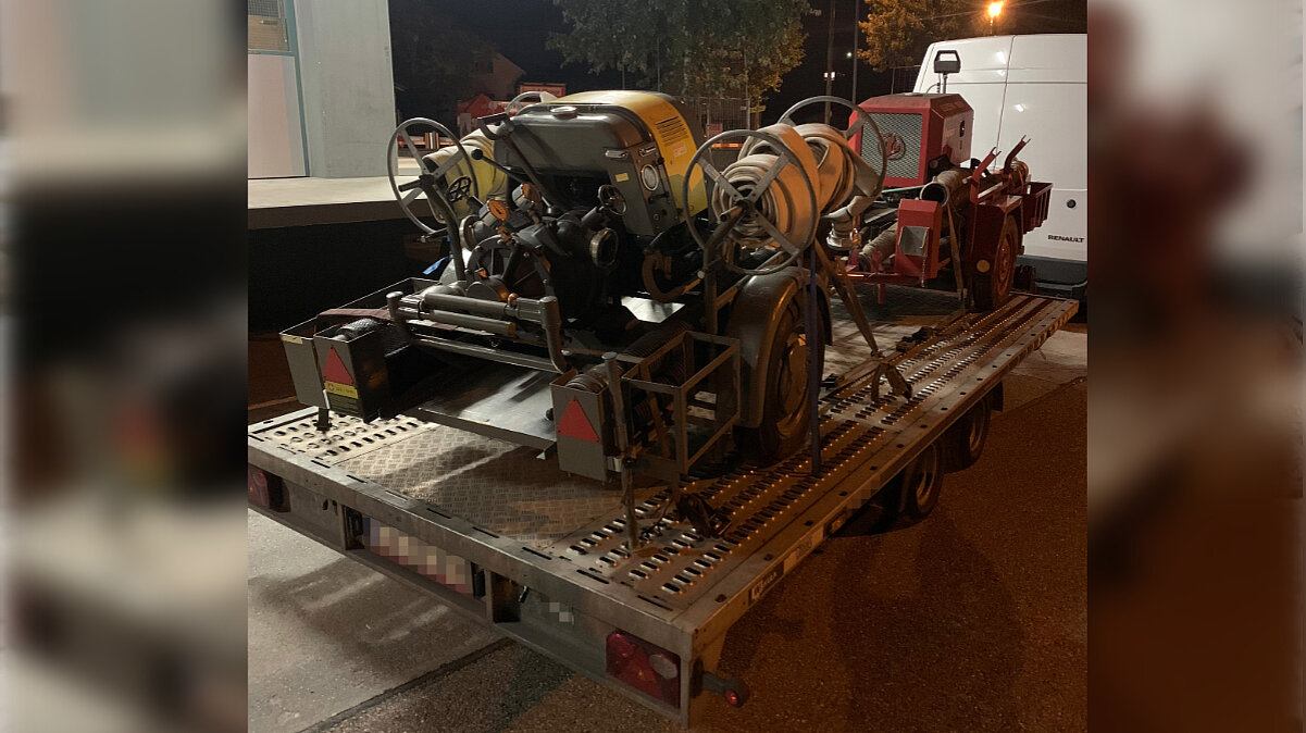 Lieferwagen mit Anhänger an Tankstelle