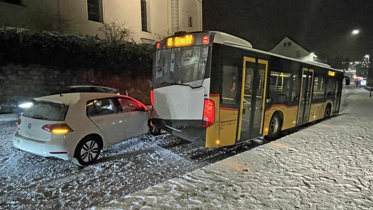 In Triengen kam es am Dienstagabend zu einem Unfall zwischen einem Wagen und einem Postauto. Das Auto rammte den stehenden Bus aus ungeklärten Gründen von hinten. Bild: Luzerner Polizei