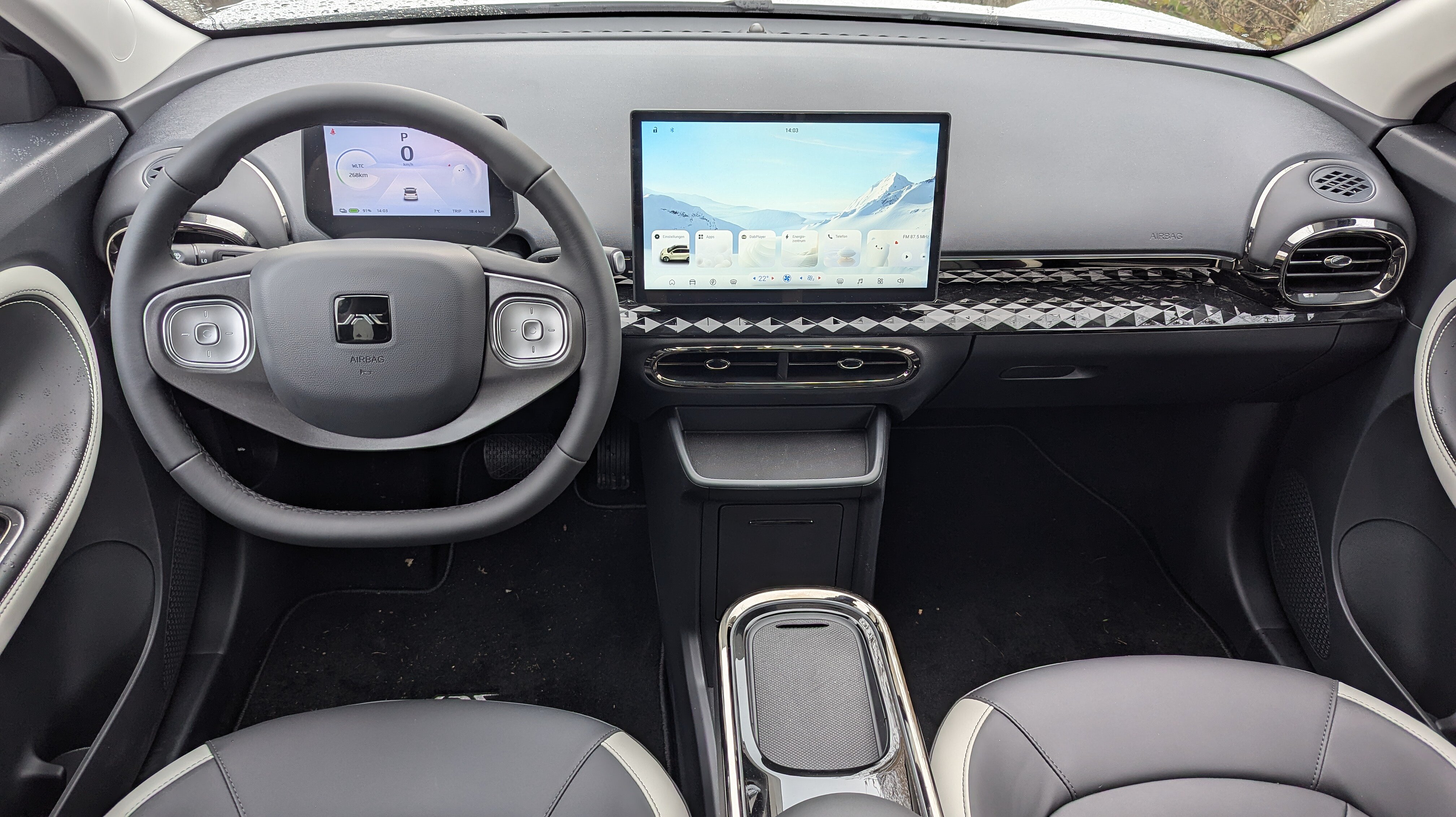Cockpit im JAC E30X