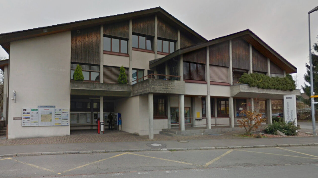 2. In der gleichen Nacht und ein Dorf weiter versuchen sie in der Nähe des Gemeindehauses erneut in ein Haus einzudringen. Weil sich die Sitzplatztüre nicht öffnen lässt, brechen sie ab. Noch in der Nacht gehen B. und der Komplize der Polizei ins Netz. Nach wenigen Stunden werden sie wieder auf freien Fuss gesetzt. Bild: Google Maps