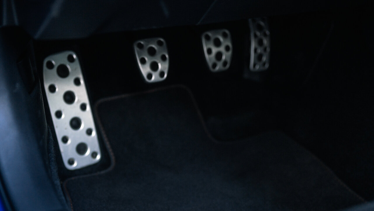 Die Pedale in einem Auto