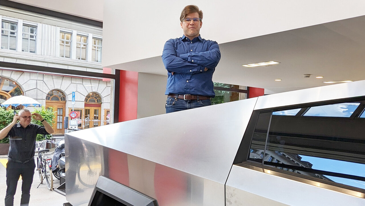 STREETLIFE-Auto-Checker Martin A. Bartholdi auf der Ladefläche des Tesla Cybertruck