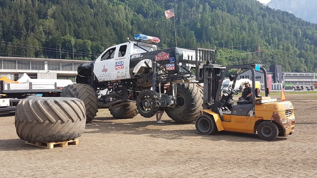 Schweizer Monstertruck beim Radwechsel