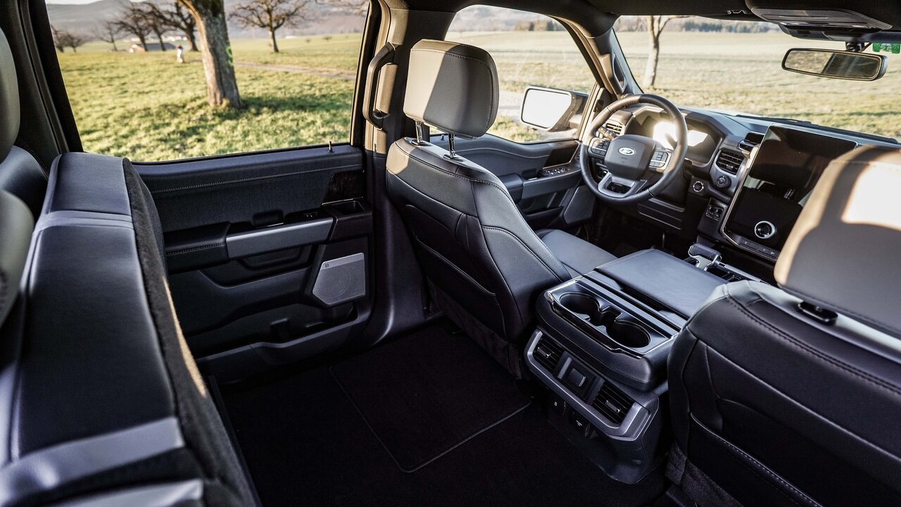 Aufgeklappte Rücksitze im Ford F-150 Lightning