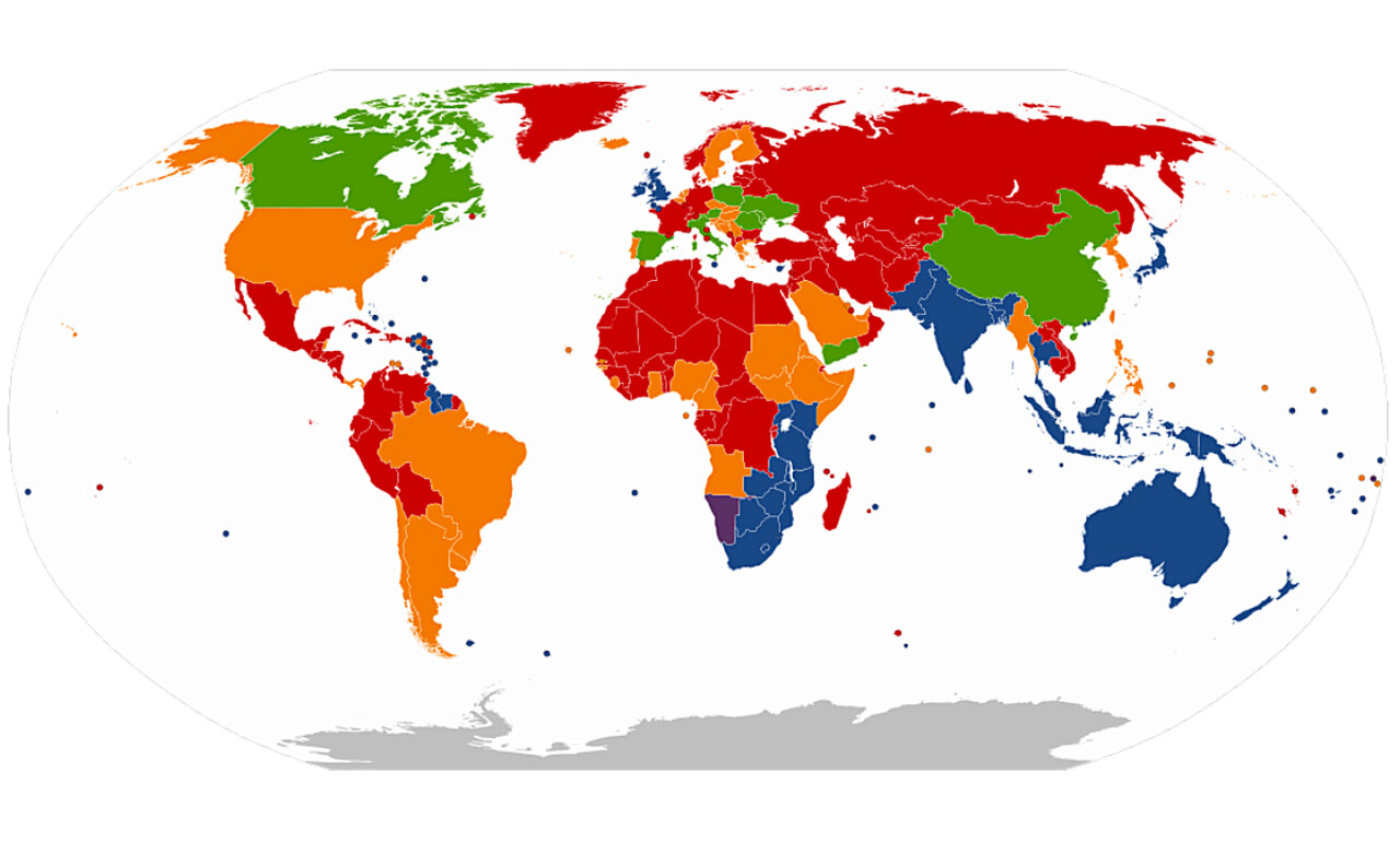 Historische Entwicklung seit 1858. Rot = Rechtsverkehr, orange = früher Linksverkehr, jetzt Rechtsverkehr, blau = Linksverkehr, violett = früher Rechtsverkehr, jetzt Linksverkehr, grün = früher uneinheitlich, jetzt Rechtsverkehr. Grafik: Wikipedia, NuclearVacuum