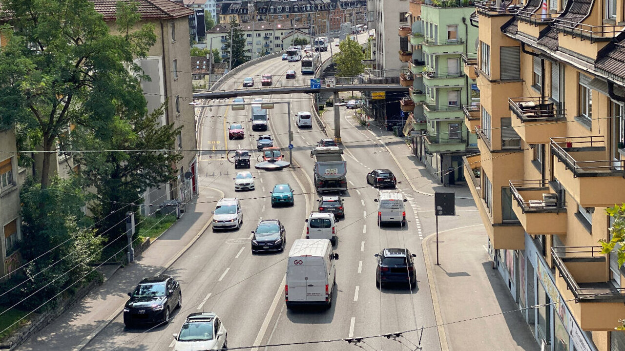 Wie schnell soll der Verkehr auf der Rosengartenstrasse rollen? Seit neun Jahren will die Stadt Zürich Tempo 30 umsetzen, Kantonspolizei und Kanton sind dagegen. Bild: STREETLIFE