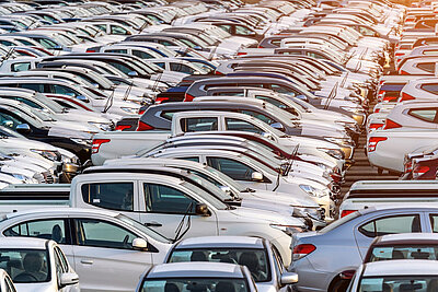 Zahlreiche neue Autos stehen am Hafen