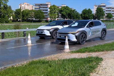 Zwei fahrende Toyota bZ4X