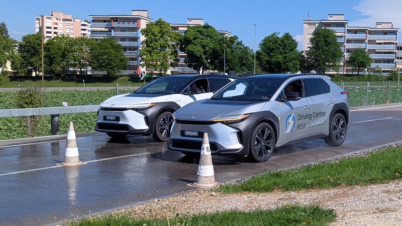 Zwei fahrende Toyota bZ4X